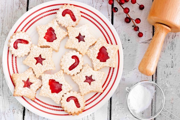 餐桌上方的圣诞果酱饼干场景素材图片