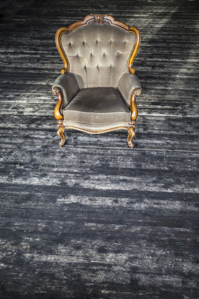 破旧的木屋子里空荡荡的老式椅子图片下载