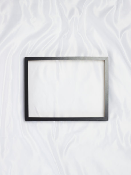 白色缎布上的空画框图片下载