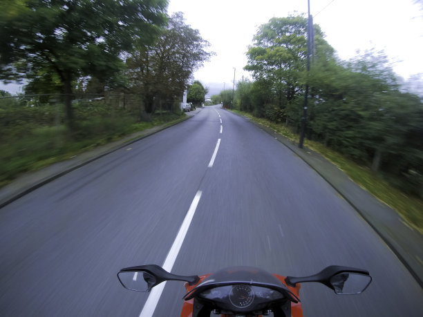 在英国，摩托车在马路上逆行图片下载