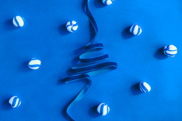 圣诞树用丝绒做的丝带图片下载