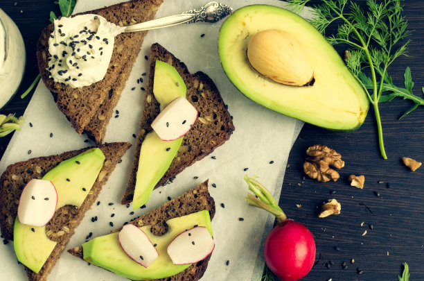 黑麦面包三明治配牛油果和山羊奶酪图片下载