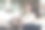 一位妇女在商店挑选床垫。她坐在他旁边，仔细打量着他素材图片