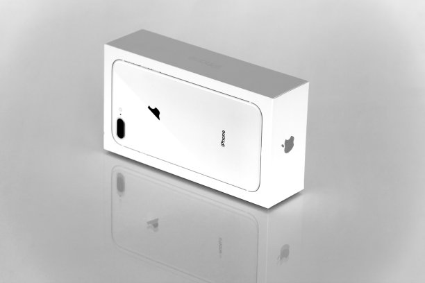 新的苹果iPhone 8 Plus银色开箱图片下载