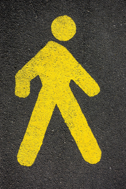 黄色人行道标志上的沥青图片下载