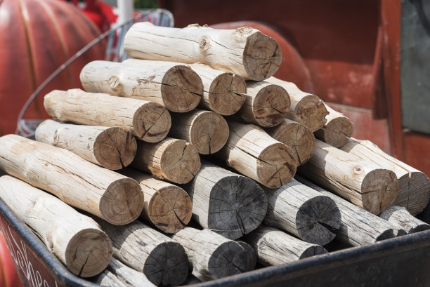 原木在车上烧柴。图片下载