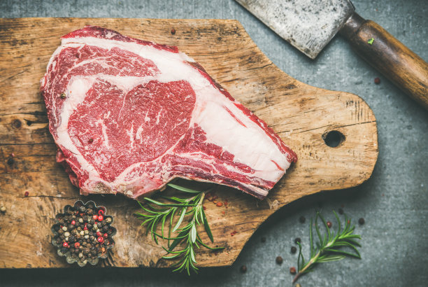 生牛排，肋眼牛排，配调味料图片下载