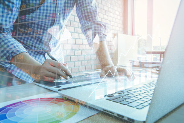 设计师图形创意工作的笔记本电脑数据与虚拟图形图标在办公室图片下载