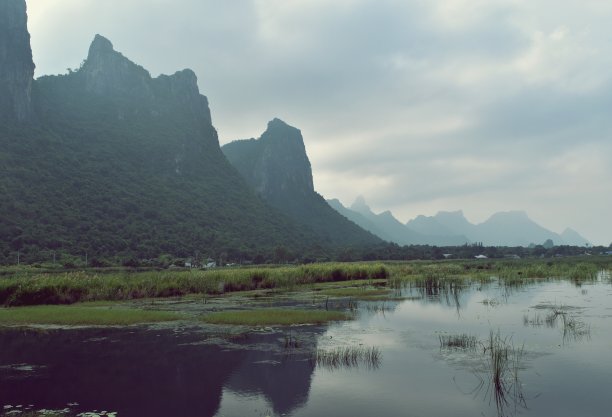 石灰石山在水面上的倒影图片下载