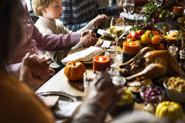 人们正在庆祝感恩节图片下载