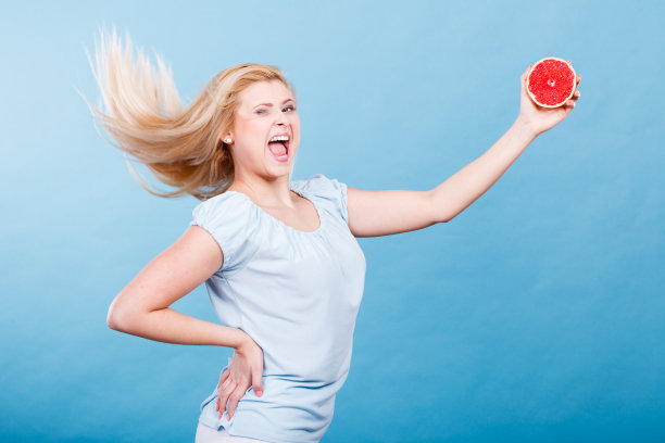 拿着红葡萄柚的女人图片下载