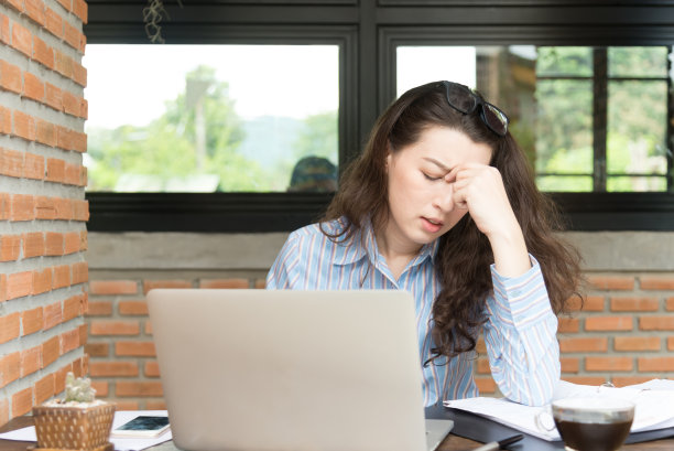 一个不开心的年轻女人在用她的智能手机。年轻的企业网络营销理念图片下载