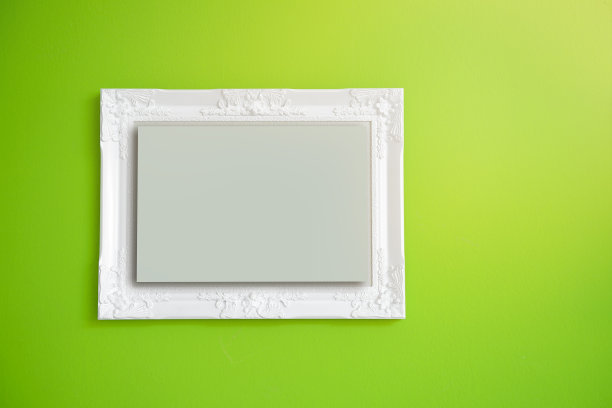 白画框，空白纸画框挂在绿墙上。图片下载