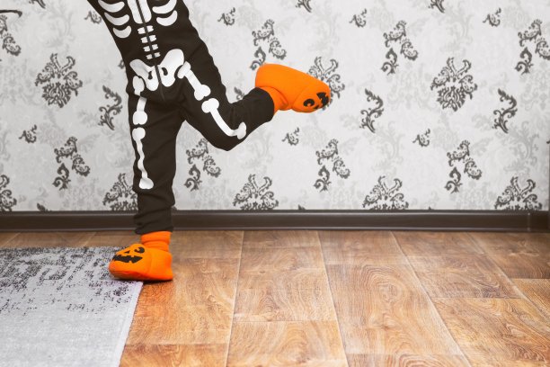 小男孩穿着骷髅装在跳舞图片下载