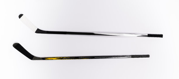 冰球和曲棍球棒在孤立的白色背景上。图片下载