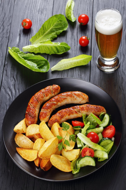 烤香肠，沙拉，土豆和啤酒图片下载