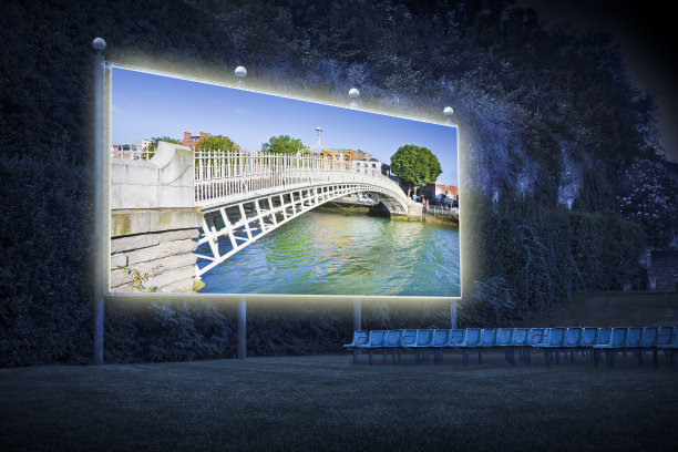 都柏林最著名的桥被称为“半便士桥”，因为通道收费-户外影院概念图像图片下载