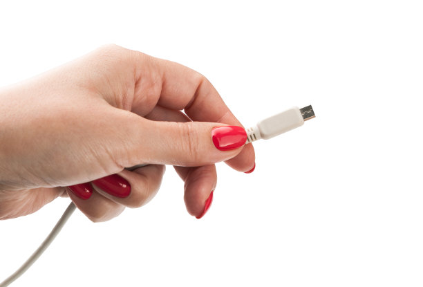 女性手持连接器充电器的移动素材图片
