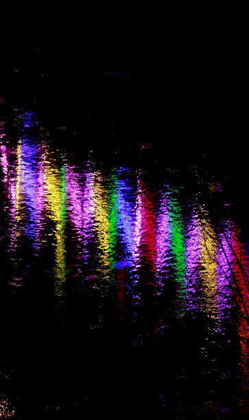 美丽的光线反射在水面上图片下载