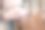 特写照片时尚的女人把钱从袋子里拿出来。漂亮的女人的手指拿着钱和钱包。女人把钱从包里拿出来。花钱。女人准备付钱图片下载