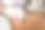 特写照片时尚的女人把钱从袋子里拿出来。漂亮的女人的手指拿着钱和钱包。女人把钱从包里拿出来。花钱。女人准备付钱图片下载