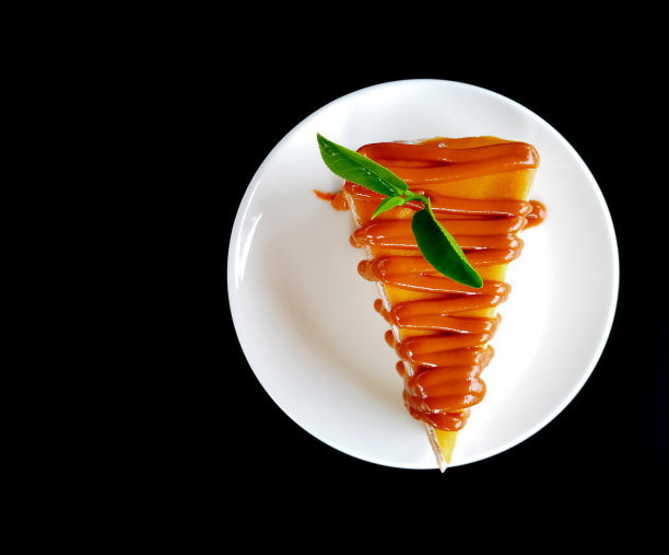 顶视图泰国茶蛋糕和茶叶在咖啡馆。图片下载