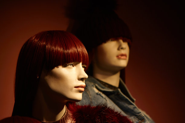 女人的假人在百货公司做时装模特图片下载