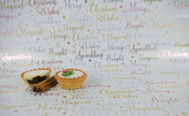 圣诞美食照片的肉馅饼与圣诞装饰肉桂棒上的圣诞包装纸图片下载