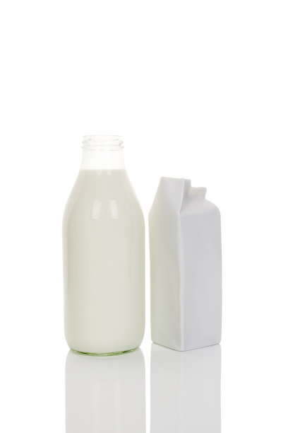 生物牛奶在玻璃和纸盒瓶图片下载