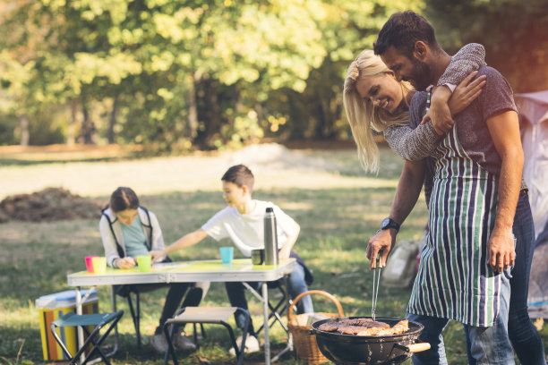 家人一起露营图片下载