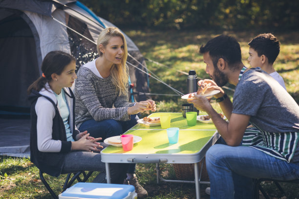 家人一起露营图片下载