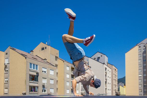 在城市屋顶上跳舞的霹雳舞者图片下载