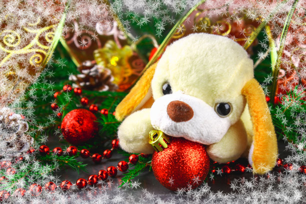 2018年新年玩具狗的象征被圣诞装饰元素和冷杉树枝包围。图片下载