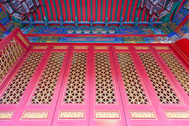 红色雕花木门。图片下载