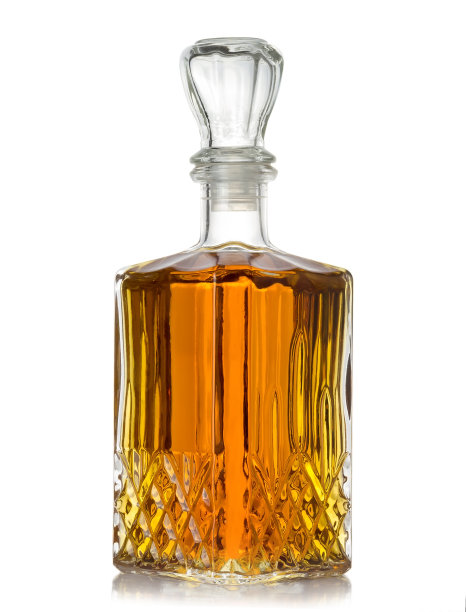 在白色背景上雕琢平面的干邑酒瓶图片下载