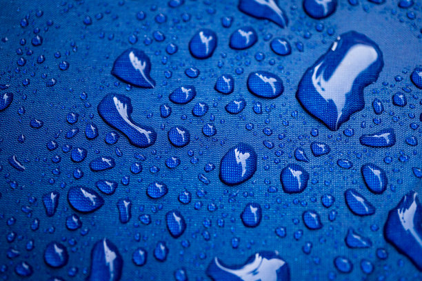 蓝色表面上的抽象雨滴图片下载