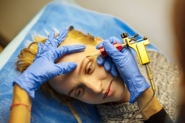 美容师在眉毛纹身上做永久性的化妆图片下载