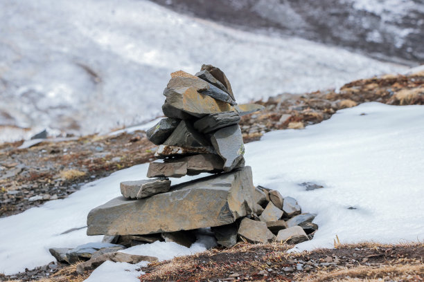 雪山上的石堆图片下载