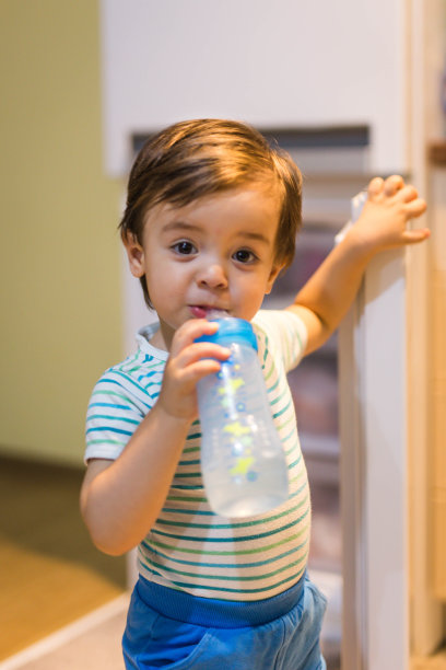 小男孩打开冰箱素材图片