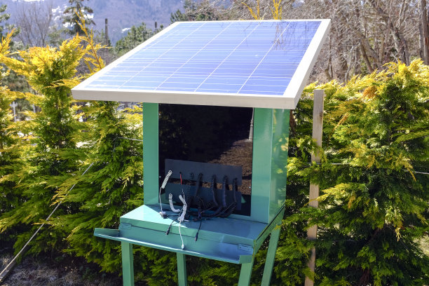 用于手机充电的太阳能电池板素材图片