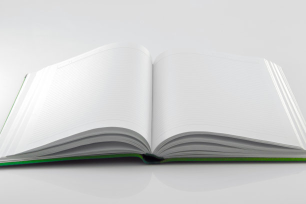 空白翻开书孤立在白色的背景图片下载