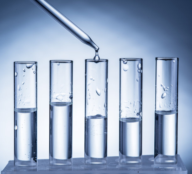 不同的实验室烧杯和玻璃器皿。单色。图片下载