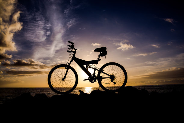 照片的山地车剪影在日落图片下载