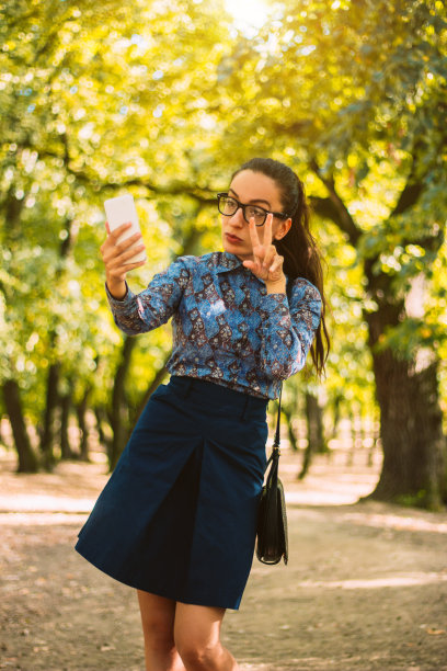 时髦的女商人在大自然中使用电话图片下载
