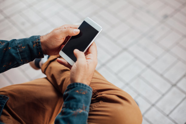 用智能手机打字的现代人图片下载