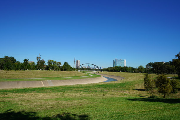 分水岭上的桥梁图片下载