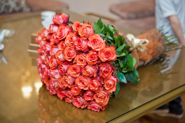 天然红玫瑰背景。红玫瑰花束镶边。图片下载