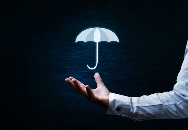 男子拿着伞。保护的概念。图片下载