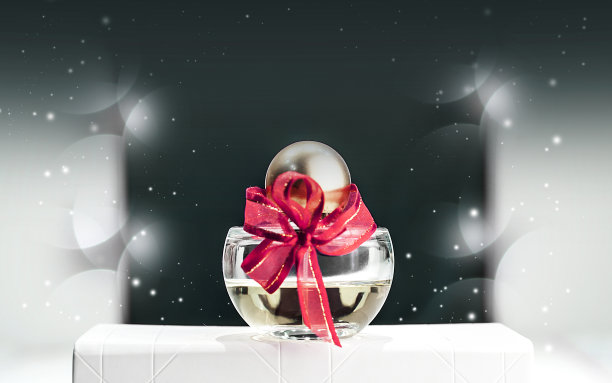 绿色背景的架子上放着一瓶香水图片下载