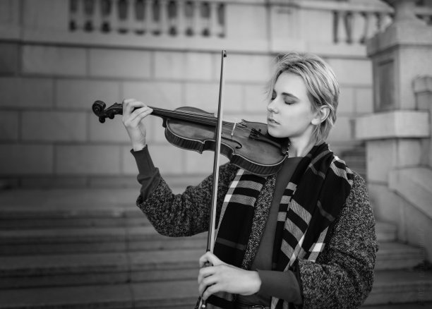 女孩拿着一把旧小提琴。图片下载